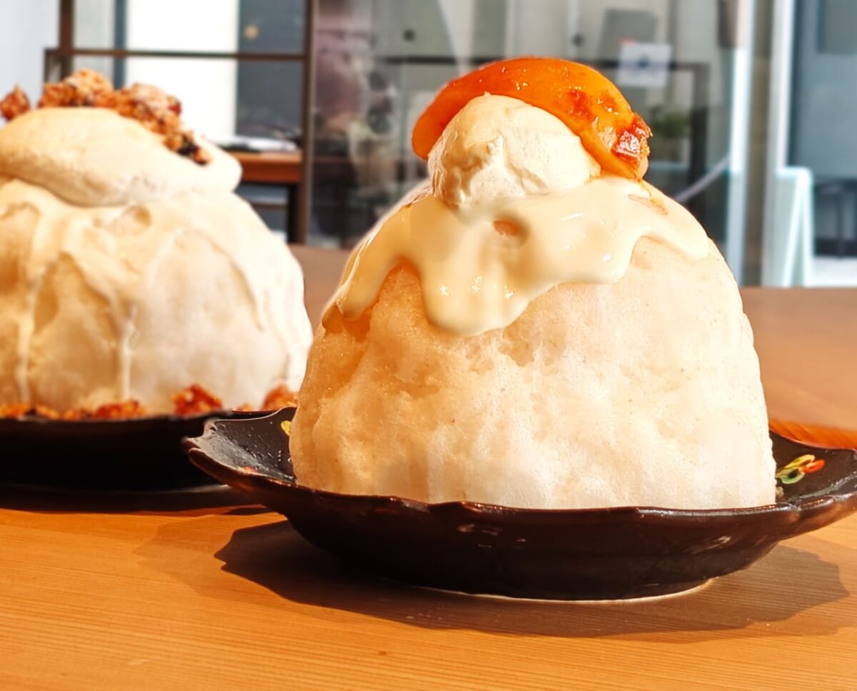 東京都港区・「AMAM DACOTAN cafe&bake 表参道」2026年夏季限定かき氷「氷ノ山」桃ノ山（桃塩チーズクリームとフレンチトースト）