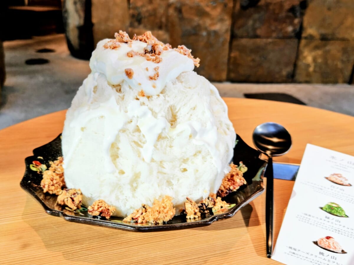 東京都港区・「AMAM DACOTAN cafe&bake 表参道」2026年夏季限定かき氷「氷ノ山」白ノ山（ココナッツとクラッシュハニートースト）2