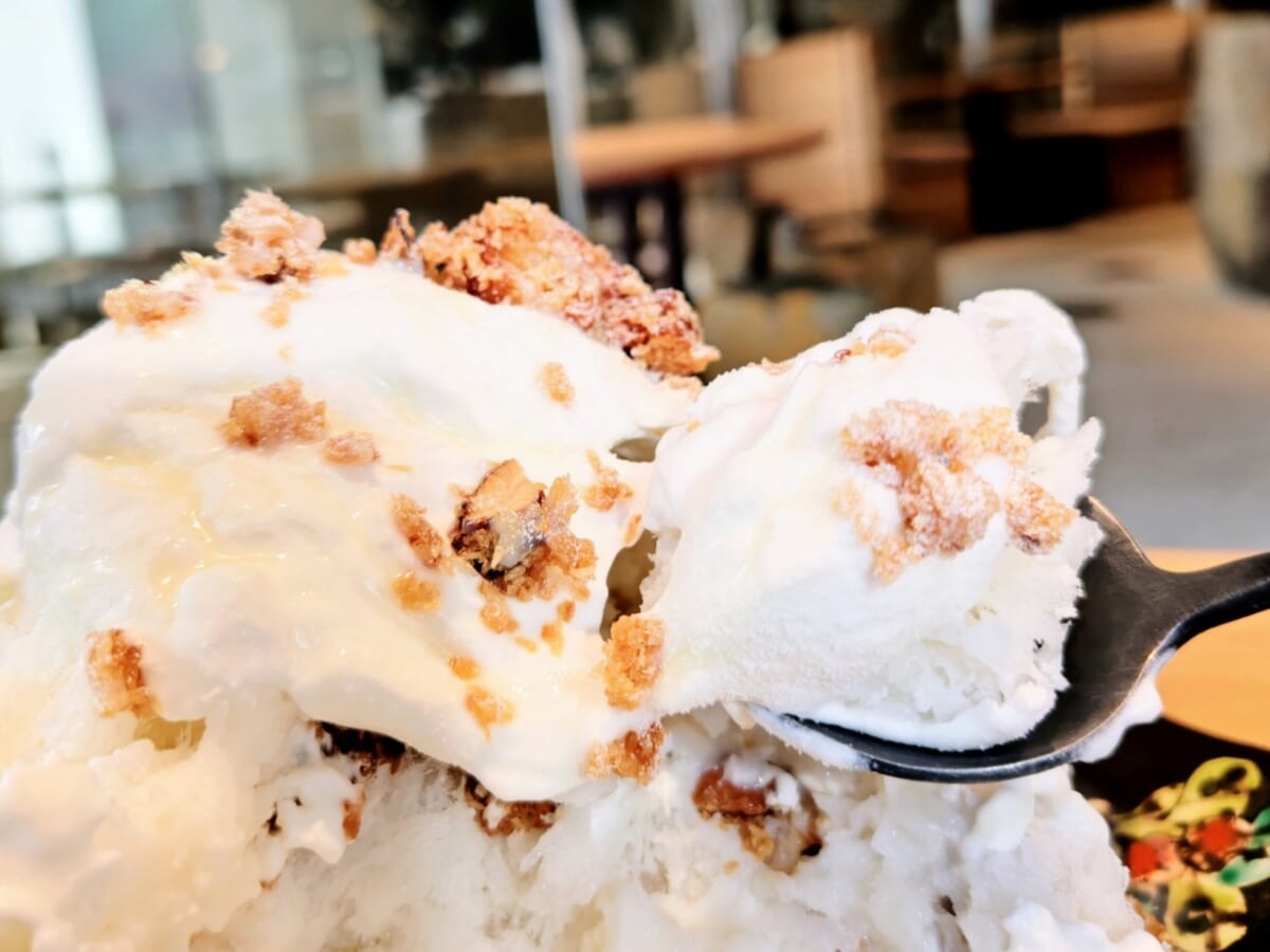東京都港区・「AMAM DACOTAN cafe&bake 表参道」2026年夏季限定かき氷「氷ノ山」白ノ山（ココナッツとクラッシュハニートースト）4