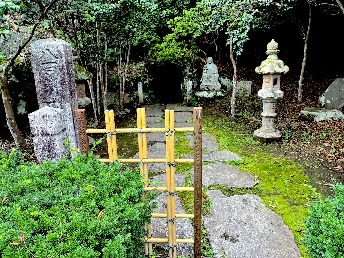 【普段は立ち入り禁止の人魚伝説が残る洞窟へ！】800年生きた姫・八百比丘尼の故郷！人魚の町を現地ルポ｜福井県小浜市