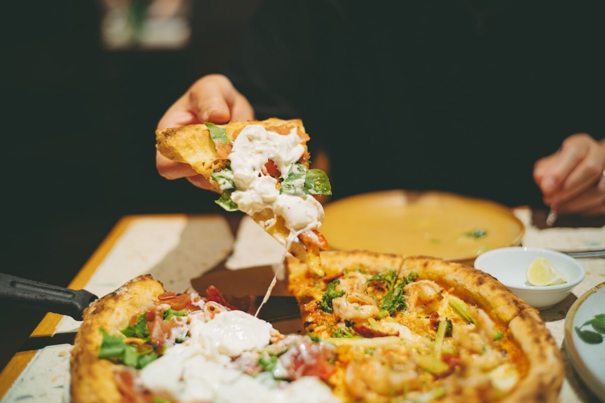 「Pizza 4P's」ブッラータチーズと生ハムのピザ