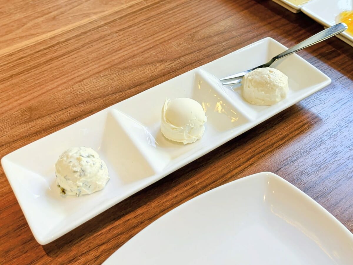 神奈川県川崎市・「La Petite Fromagerie 〜小さなチーズの店〜」パン&20種チーズ食べ放題プラン（クリームチーズ3種盛り）
