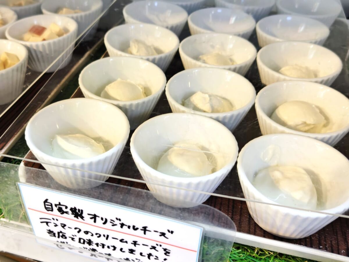 神奈川県川崎市・「La Petite Fromagerie 〜小さなチーズの店〜」パン&20種チーズ食べ放題プラン（ショーケースのチーズ）2
