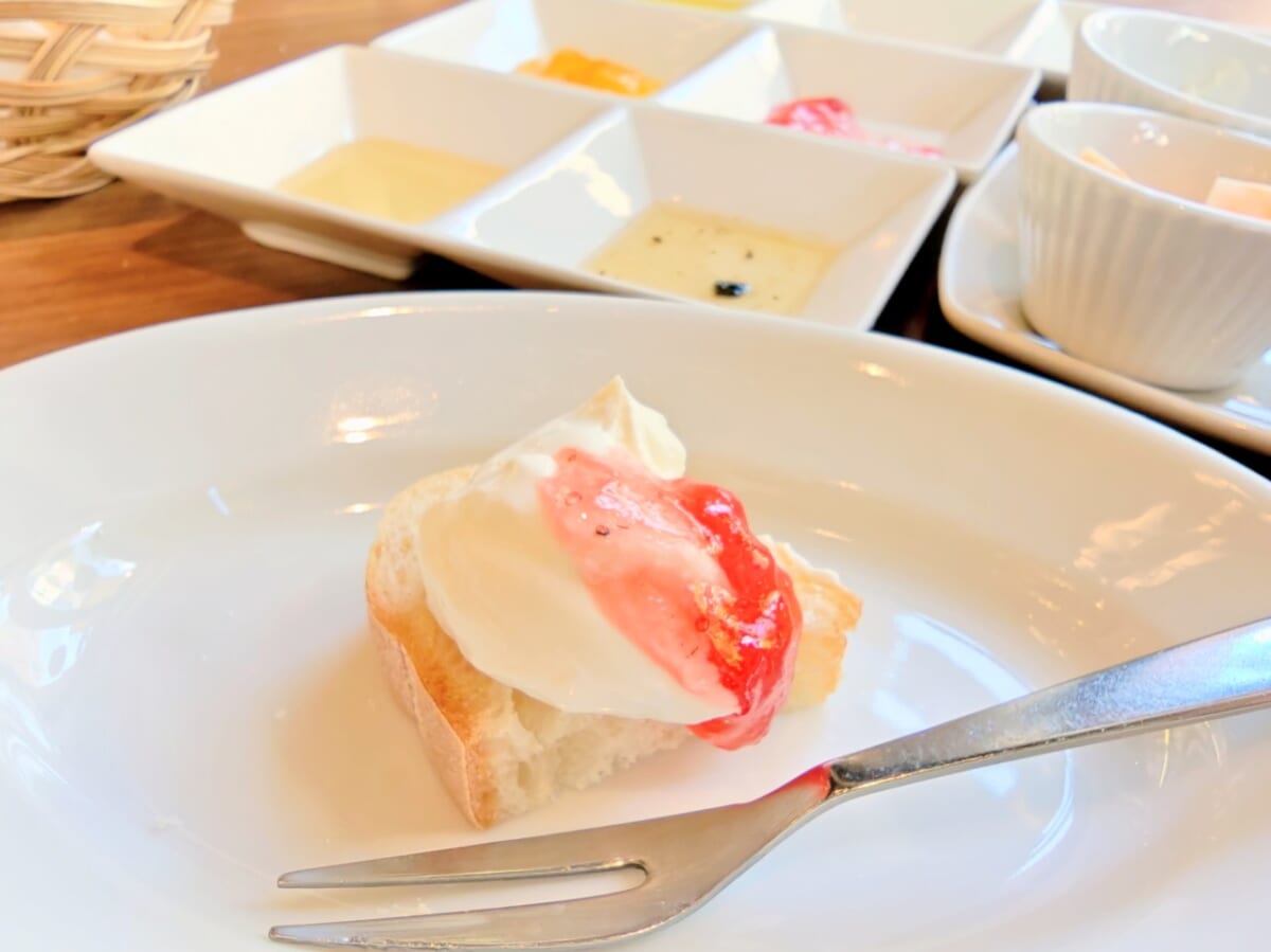 神奈川県川崎市・「La Petite Fromagerie 〜小さなチーズの店〜」パン&20種チーズ食べ放題プラン(チーズとトッピング)2
