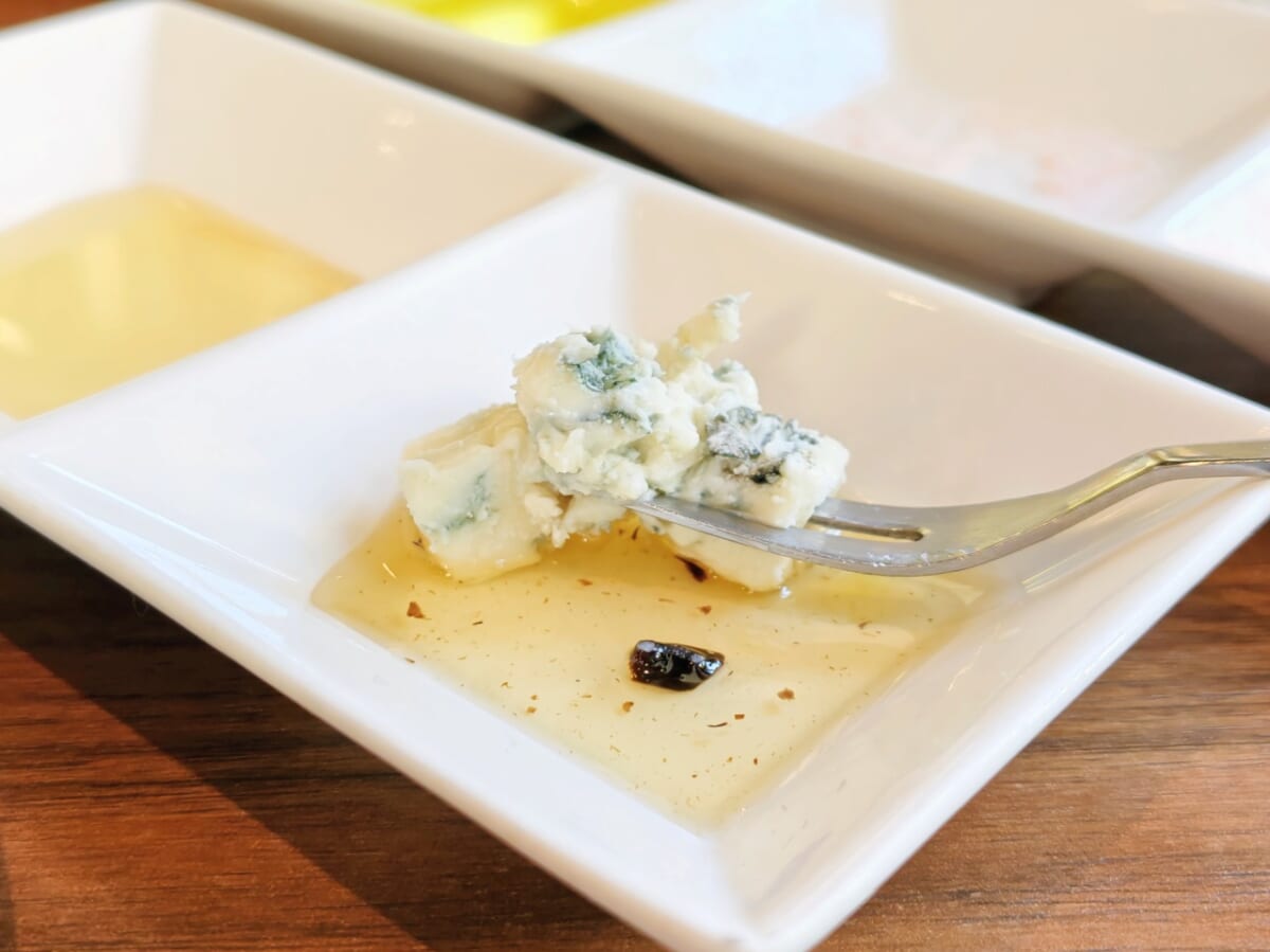 神奈川県川崎市・「La Petite Fromagerie 〜小さなチーズの店〜」パン&20種チーズ食べ放題プラン(チーズとトッピング)4