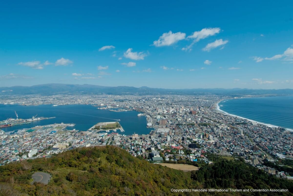 【函館の観光スポットを巡るバスツアー】効率よし＆ガイド付き！函館山・元町・五稜郭を半日でまわる