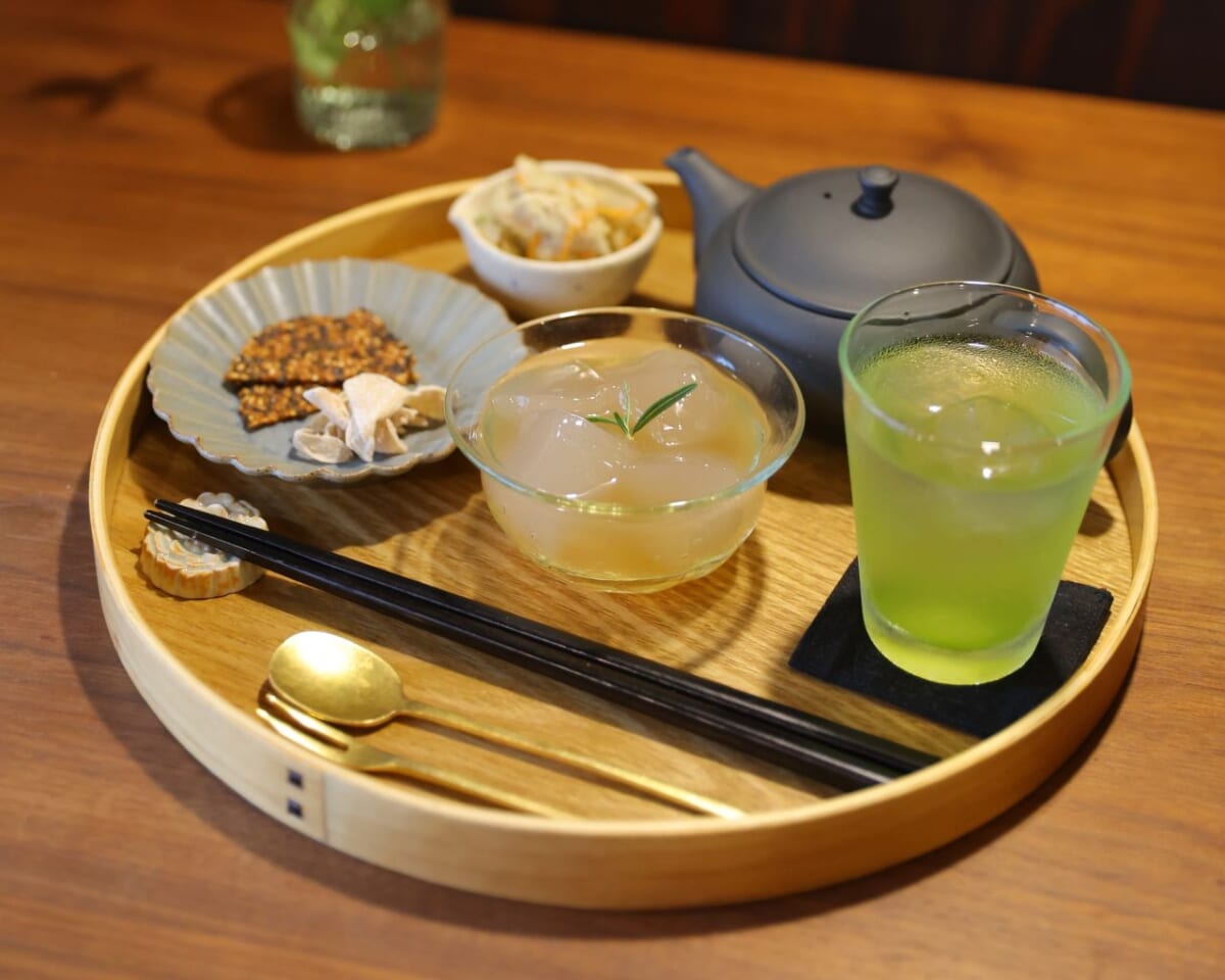 【千駄木の古民家カフェ「雨音茶寮」とフレシャスがコラボ！】こだわり抜いたのは“水”みずしさ！夏季限定の冷茶と和菓子が登場