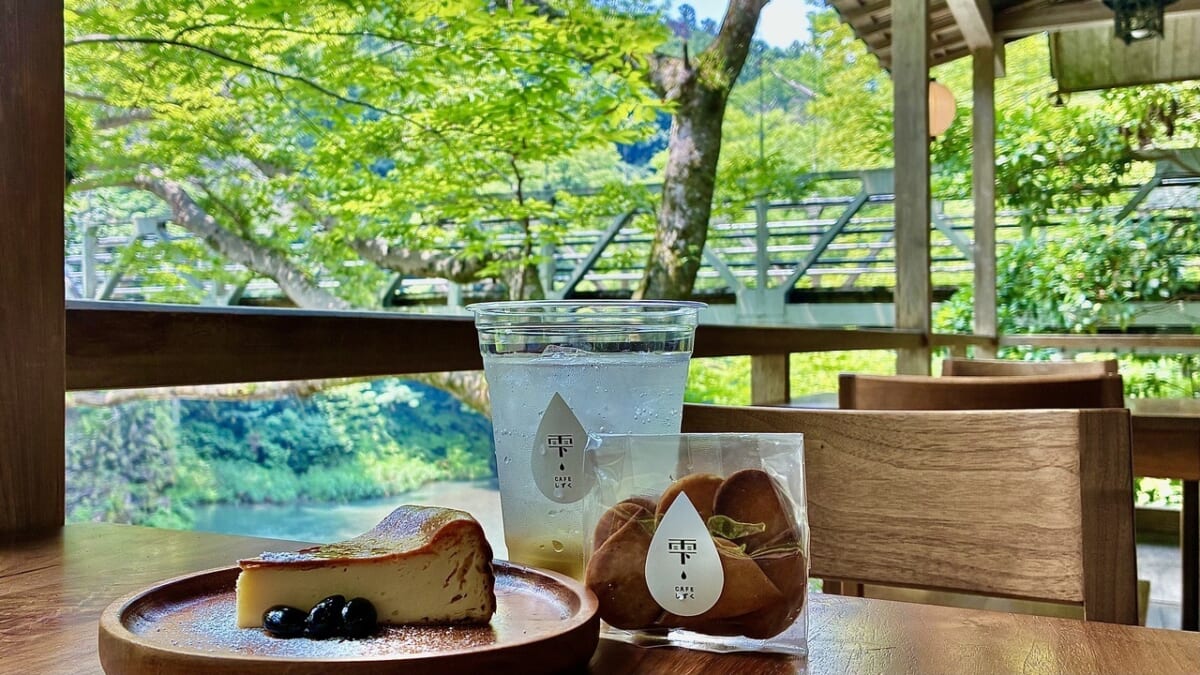 【正直誰にも教えたくない穴場カフェ】絶景テラスで過ごす夏のご褒美時間。「CAFE雫」の豆腐チーズケーキに癒やされる｜東京・青梅
