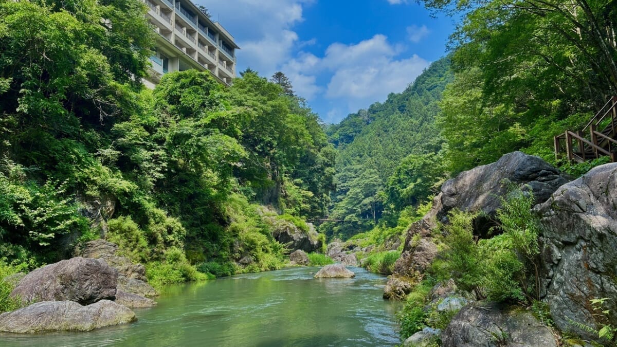 【最寄り駅から徒歩約10分で絶景！】気軽に渓谷美を満喫できる「鳩ノ巣渓谷」へ。夏のおでかけにぴったりな奥多摩の癒やしスポット｜東京・奥多摩
