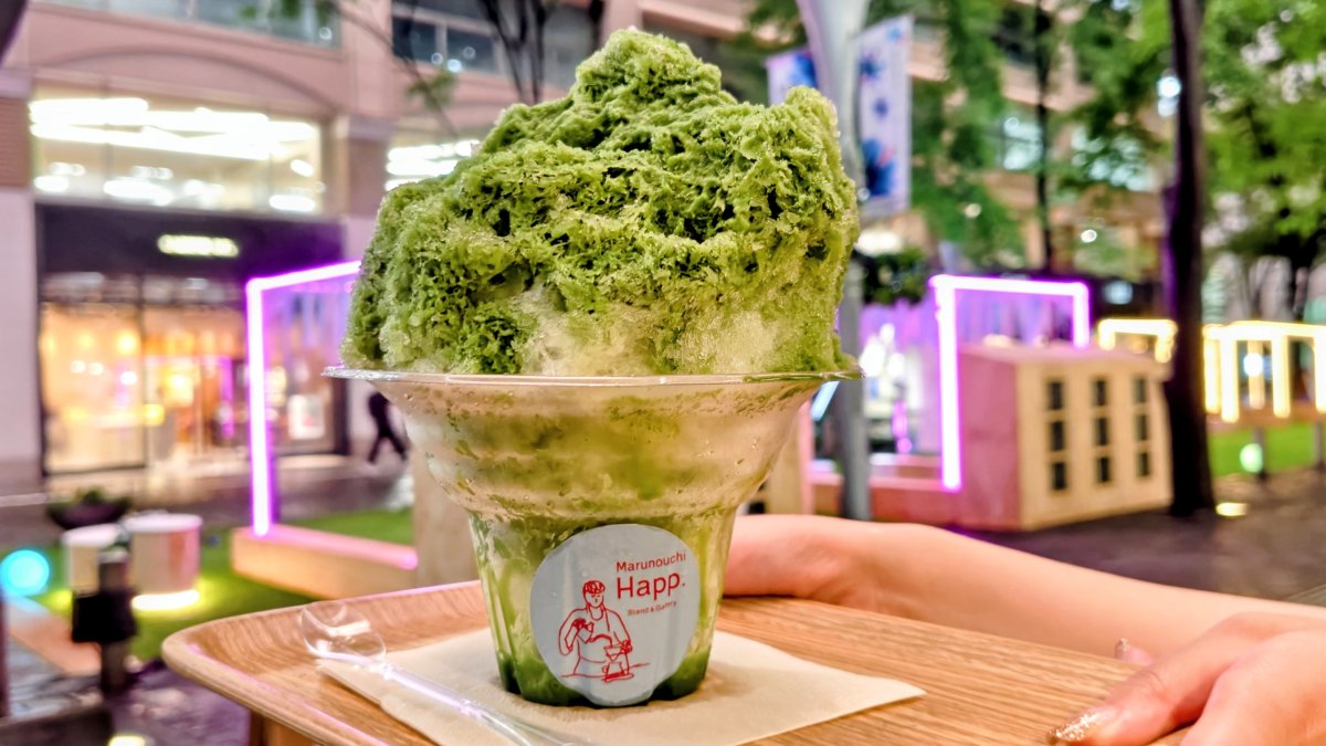 【涼とネオンの“丸の内まるごと”イベント】天然かき氷は必食！日陰エリアや冷たいミスト・日傘の無料レンタルも「MARUNOUCHI SUMMER FEST」｜8月23日まで