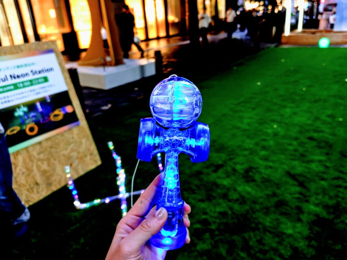 東京都千代田区・2026年7月24日（金）〜2026年8月23日（日）「MARUNOUCHI SUMMER FEST」(「Marunouchi Street Park 2026 Summer」貸出用のネオングッズ
