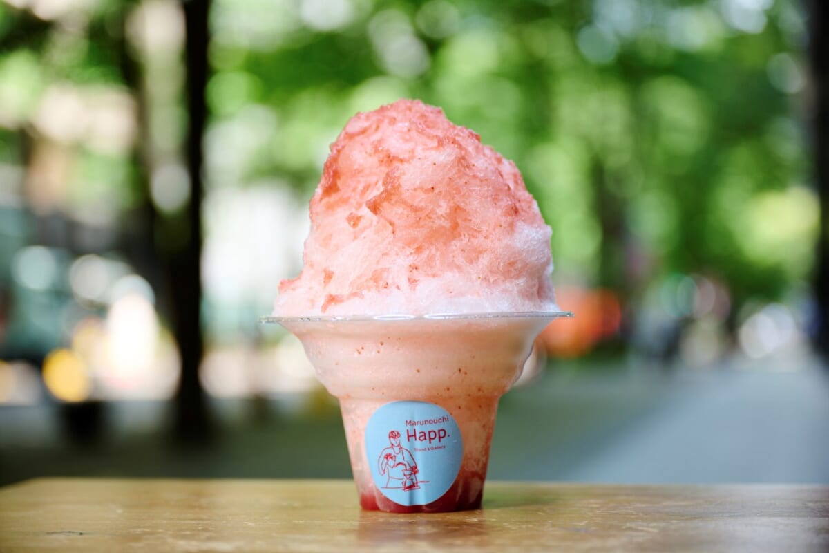 東京都千代田区・2026年7月24日（金）〜2026年8月23日（日）「MARUNOUCHI SUMMER FEST」（「Marunouchi Happ. Stand & Gallery」夏季限定オリジナルかき氷「四代目徳次郎 とちあいかいちごシロップ」（画像提供・MARUNOUCHI SUMMER FEST実行委員会)