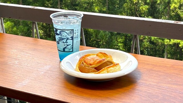龍サイダー（付知峡ブルー）とアップルパイ