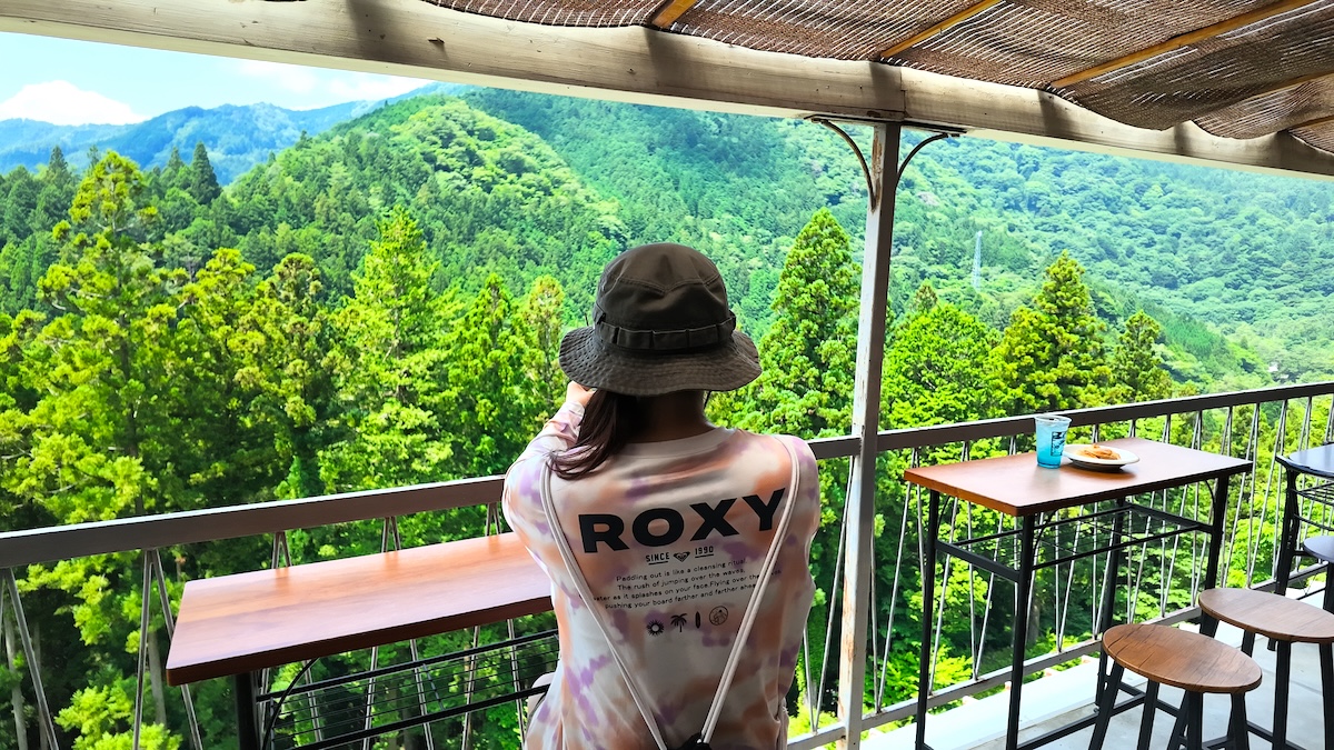 【まるで天空の特等席。】山と空に包まれる絶景テラス！付知峡で見つけた癒やしのカフェ「#龍の家つけち峡ブルー」｜岐阜県中津川市