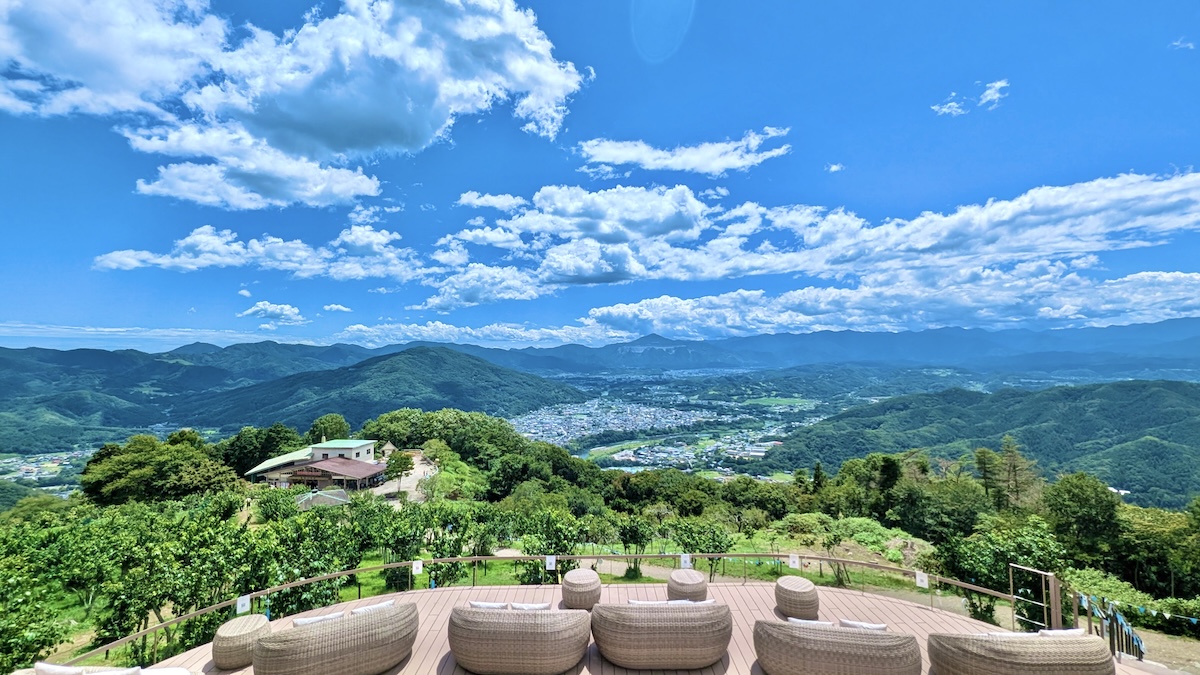 【天空の絶景ソファでゆったり！】無料送迎バスで行く！秩父の山々を望むテラスでくつろぐ「SUSABINO TERRACE」を現地レビュー｜埼玉県