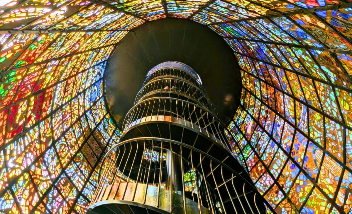 【天空へ続く幻想世界】ステンドグラスが彩る螺旋階段は圧巻！彫刻の森美術館を現地レビュー｜箱根町