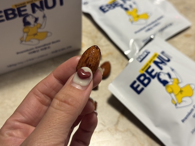 韓国　お土産　EBENUT おすすめ　お菓子　ナッツ　ピーナッツ　手に持ったところ