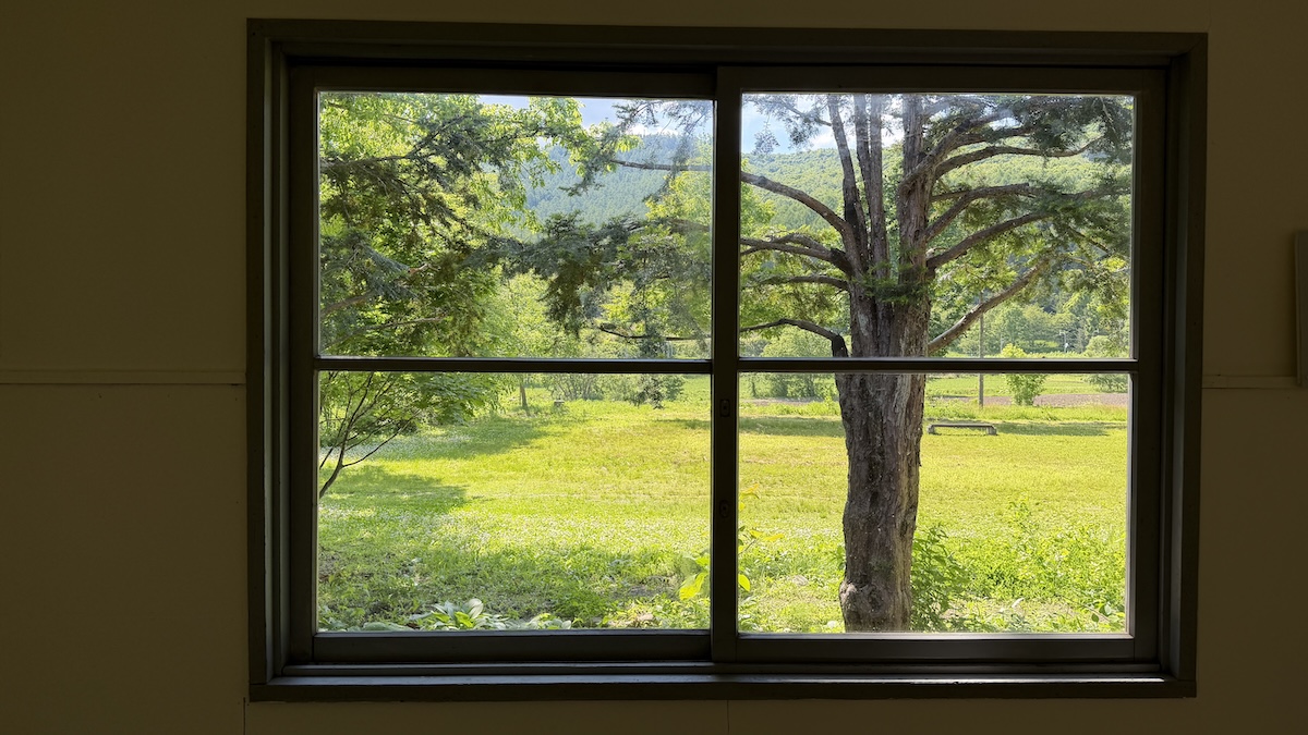 北海道風景画館｜風景画家の庭　窓から見た庭の風景