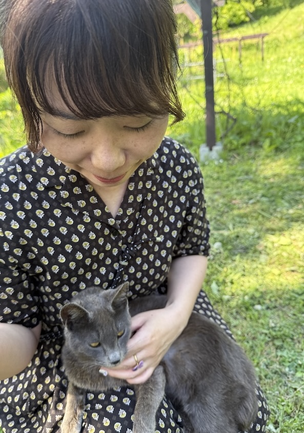 風景画家の庭　膝に乗る猫　人物入り