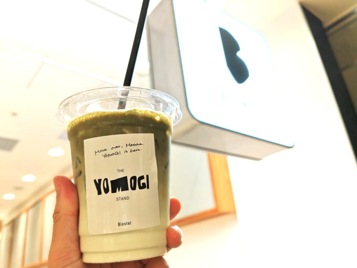 東京都渋谷区・「BETWEEN by THE YOMOGI STAND」発酵よもぎラテと看板