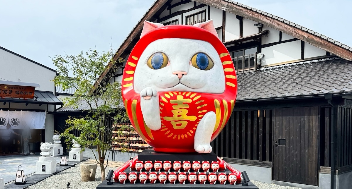 最速レビュー【大分県湯布院に猫づくしの開運ミュージアム誕生！】猫アートと猫グッズの異次元空間「猫猫寺 湯布別院」