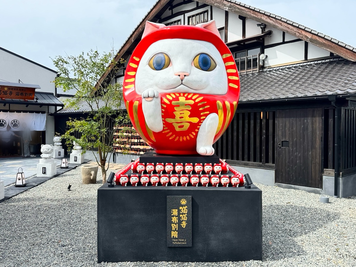 最速レビュー【大分県湯布院に猫づくしの開運ミュージアム誕生！】猫アートと猫グッズの異次元空間「猫猫寺 湯布別院」