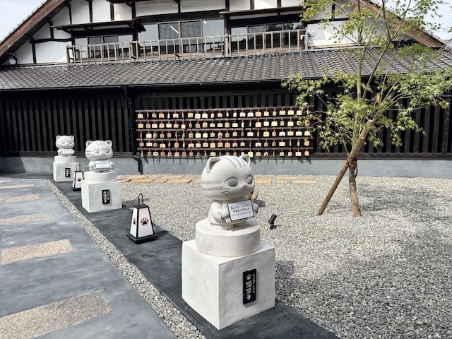 猫猫寺 湯布別院　猫の像