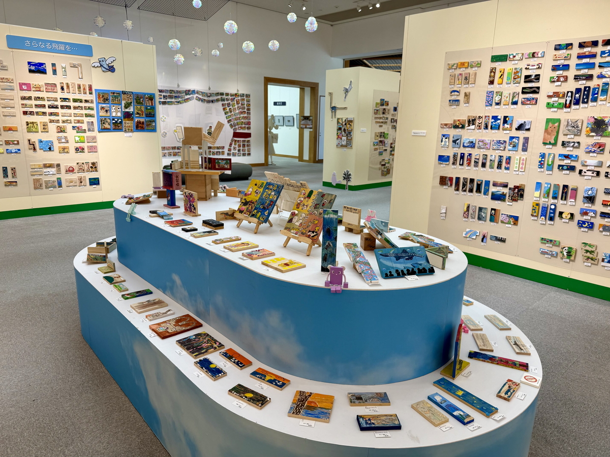 小さなキャンバスに広がる世界「かまぼこ板の絵」展覧会開催中！｜愛媛県西予市