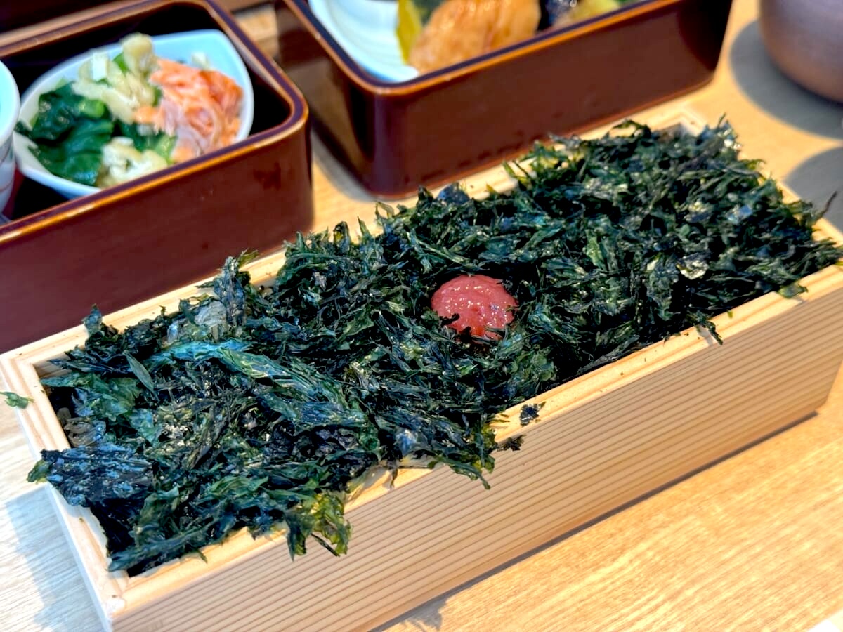 【圧倒！漆黒の海苔弁】一面の黒に老舗の意地が詰まっている「山本山 ふじヱ茶房」で日本橋グルメ