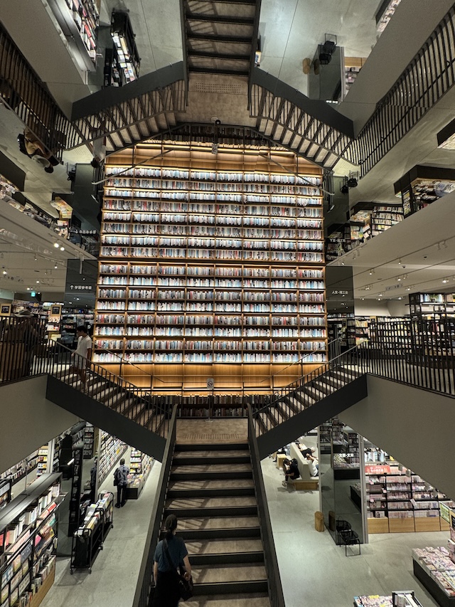 TSUTAYA BOOKSTORE則武新町 名古屋　スタバ　ノリタケ　ディスカバリーシリーズ　本棚