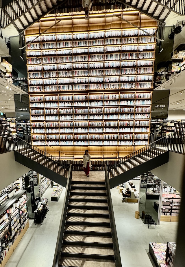 TSUTAYA BOOKSTORE則武新町 名古屋　スタバ　ノリタケ　ディスカバリーシリーズ