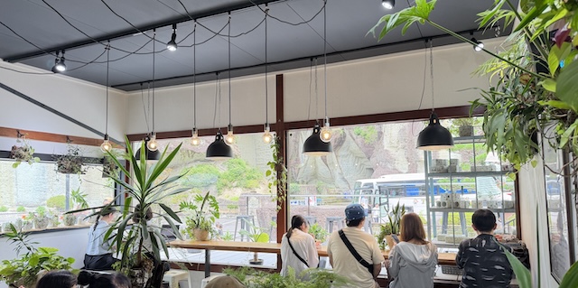 大谷石資料館の目の前にあるカフェ＆ローカルプロダクトショップ「ロックサイドマーケット」店内
