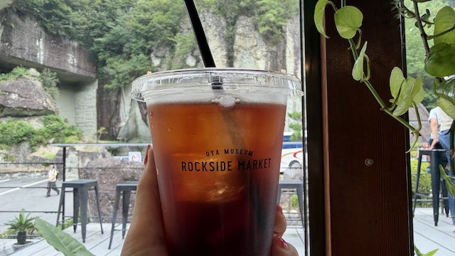 
大谷石資料館の目の前にあるカフェ＆ローカルプロダクトショップ「ロックサイドマーケット」店内の窓際席　コーヒー