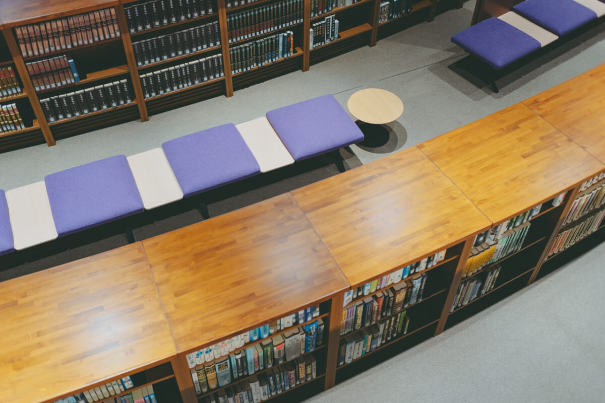 石川県立図書館のベンチ