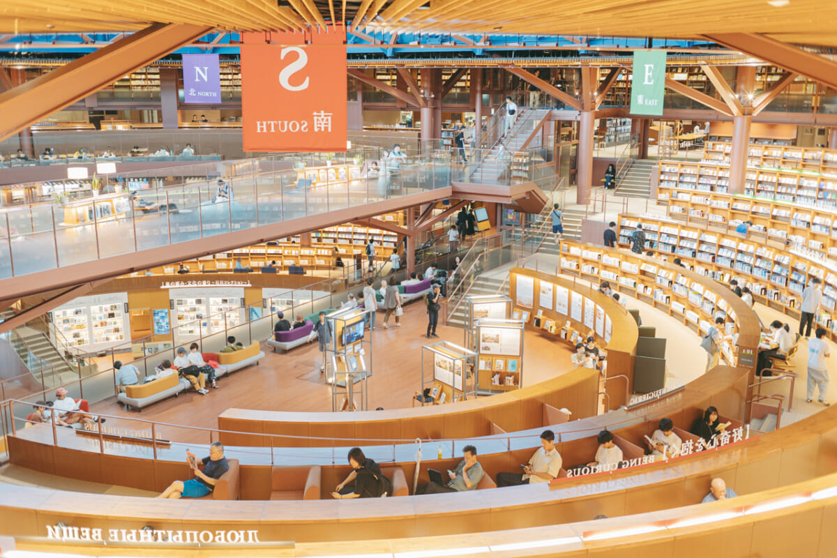 【金沢の美しすぎる図書館】360度本に囲まれる「石川県立図書館」へ