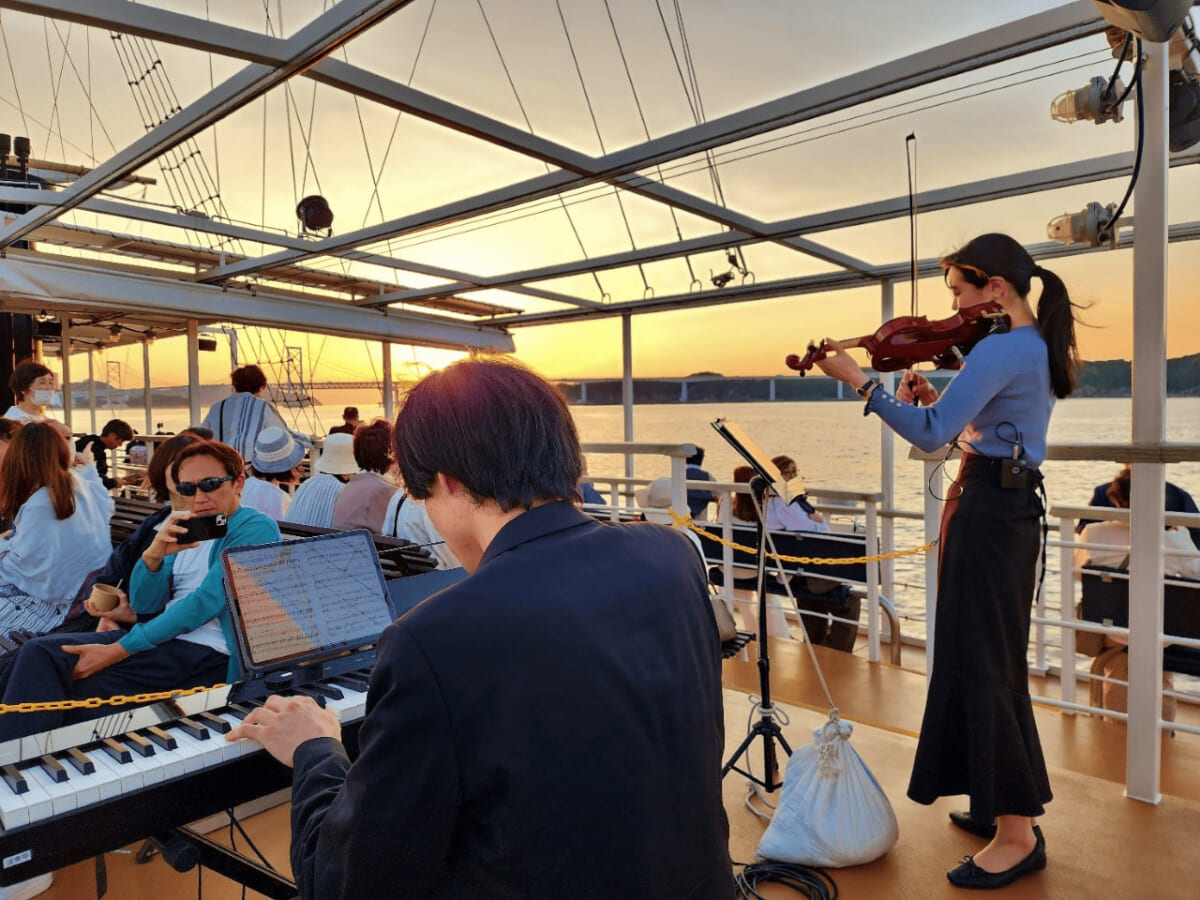 【淡路島サンセットクルーズ】黄金に輝く渦潮と音楽が共鳴するドラマチック体験！9月12日・13日開催