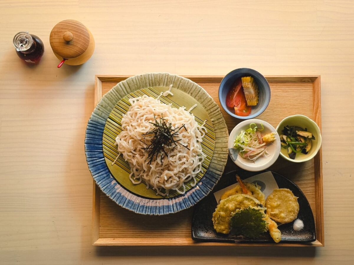 もちもち食感と至高ののどごし！愛知県産小麦×あご出汁の「生ひやむぎ専門店 穂の間」オープン