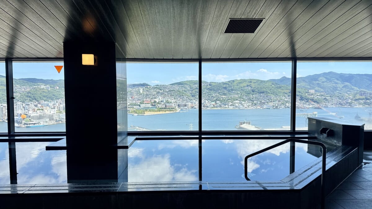 「大江戸温泉Premium 長崎ホテル清風」展望の湯内湯1