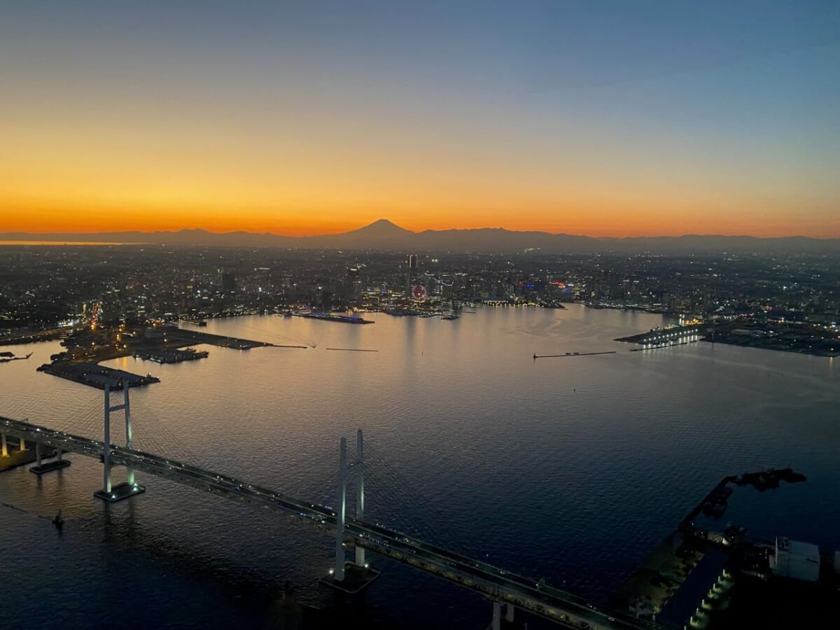 【みなとみらい発ヘリコプター遊覧飛行に新コース】都心の夜景・富士山を望む約50分間のフライト