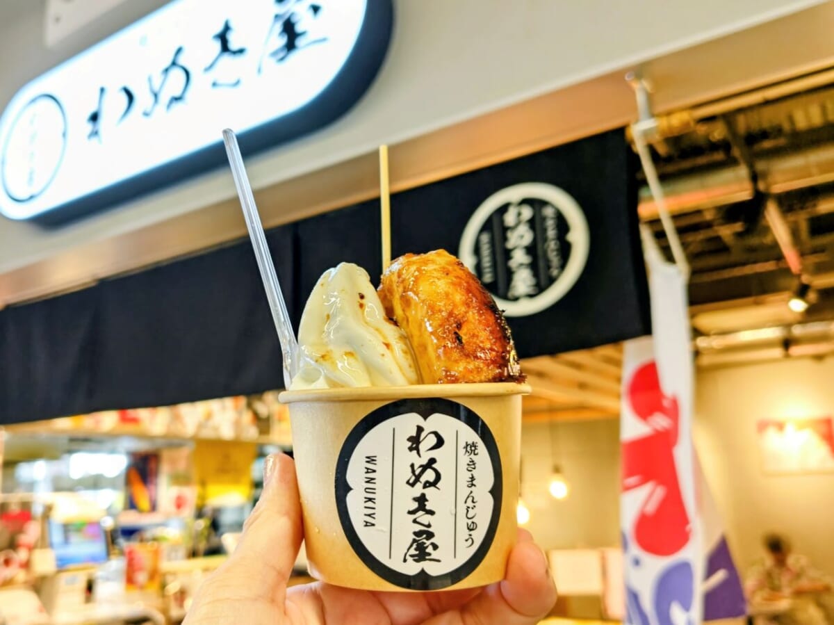 群馬県前橋市・「道の駅まえばし赤城」わぬき屋「焼きまんじゅうソフト」