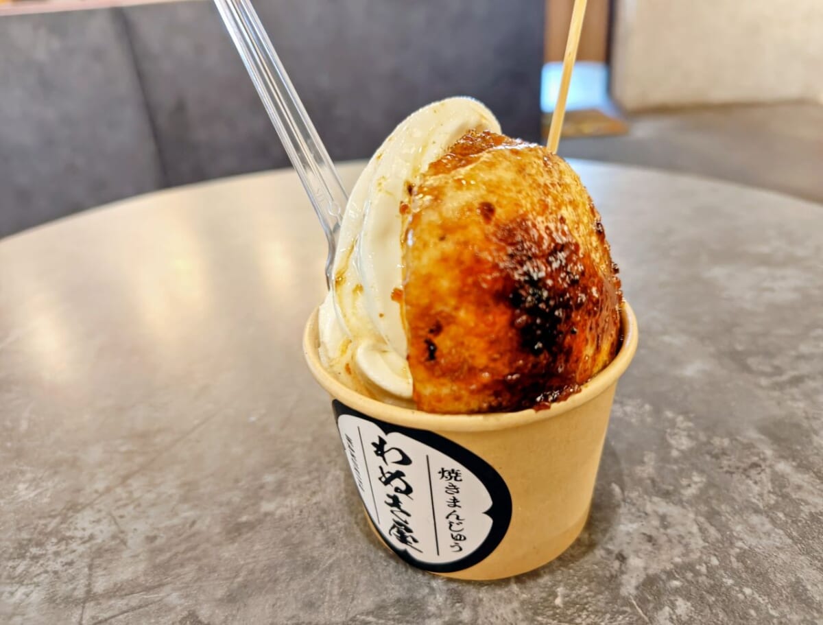 群馬県前橋市・「道の駅まえばし赤城」わぬき屋「焼きまんじゅうソフト」2
