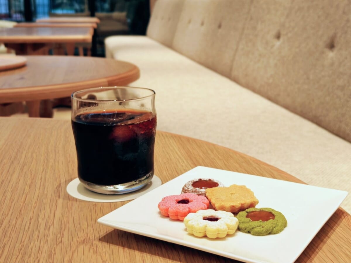 東京都八王子市・「アトリエうかい Cafe & Factory HACHIOJI」、アトリエうかい オリジナルブレンドコーヒー（ICE)、カフェ限定クッキー（取材時の試食用）