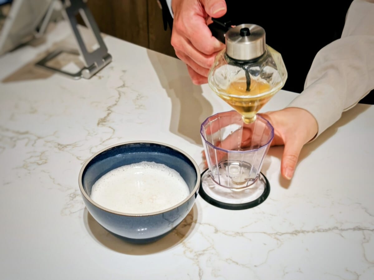 東京都八王子市・「アトリエうかい Cafe & Factory HACHIOJI」高尾はちみつとアーモンドミルクラテ（HOTのみ）