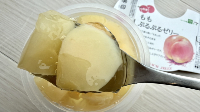 「ももぷるぷるゼリー」桃の果肉が大きい