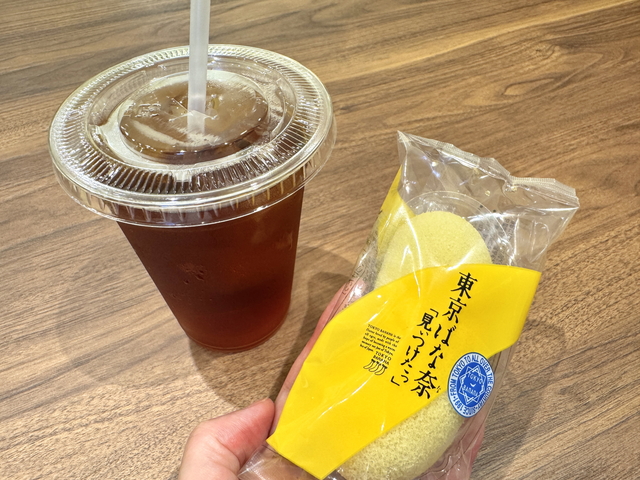東京ばな奈カフェスタンド フトドリンクを注文すると、「東京ばな奈」が1個付いてくる