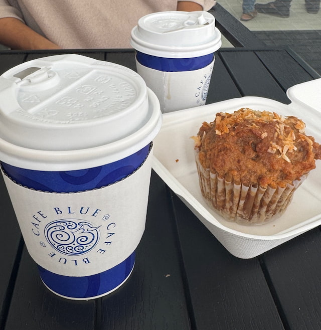 Cafe Blueのコーヒーとカップケーキ