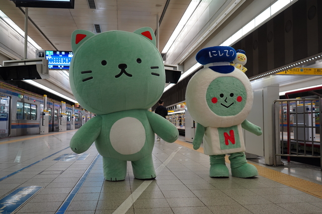 「森永ラムネ」のメインキャラクター「ラムねこ」と西鉄電車公式キャラクター「ガタンコ」