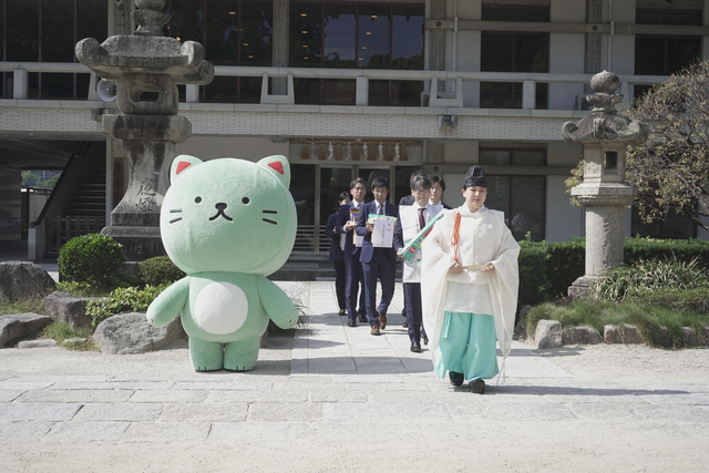 特別受験合格祈願大祭」への参拝
とラムネの奉納を行うとともに、「ラムねこ」も参加