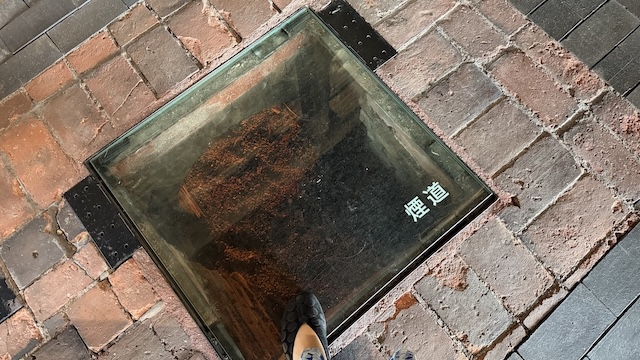 愛知県常滑市　INAXライブミュージアム　窯のある広場・資料館　窯から屋外の煙突につながる煙道