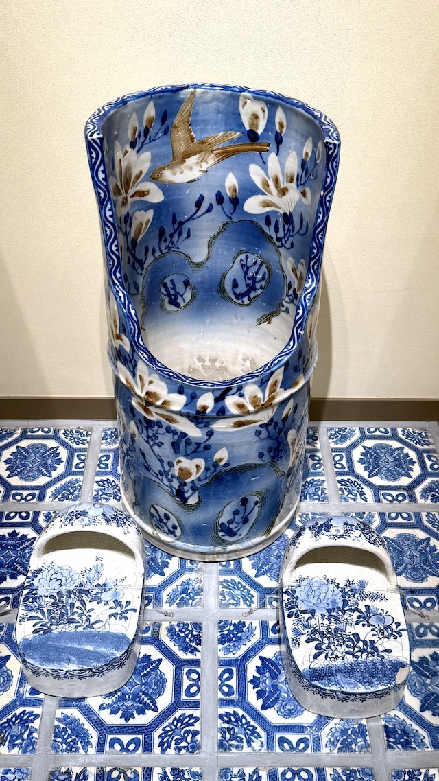染付花鳥図 向高形小便器、染付花図 厠下駄（愛知・瀬戸 明治時代後期）